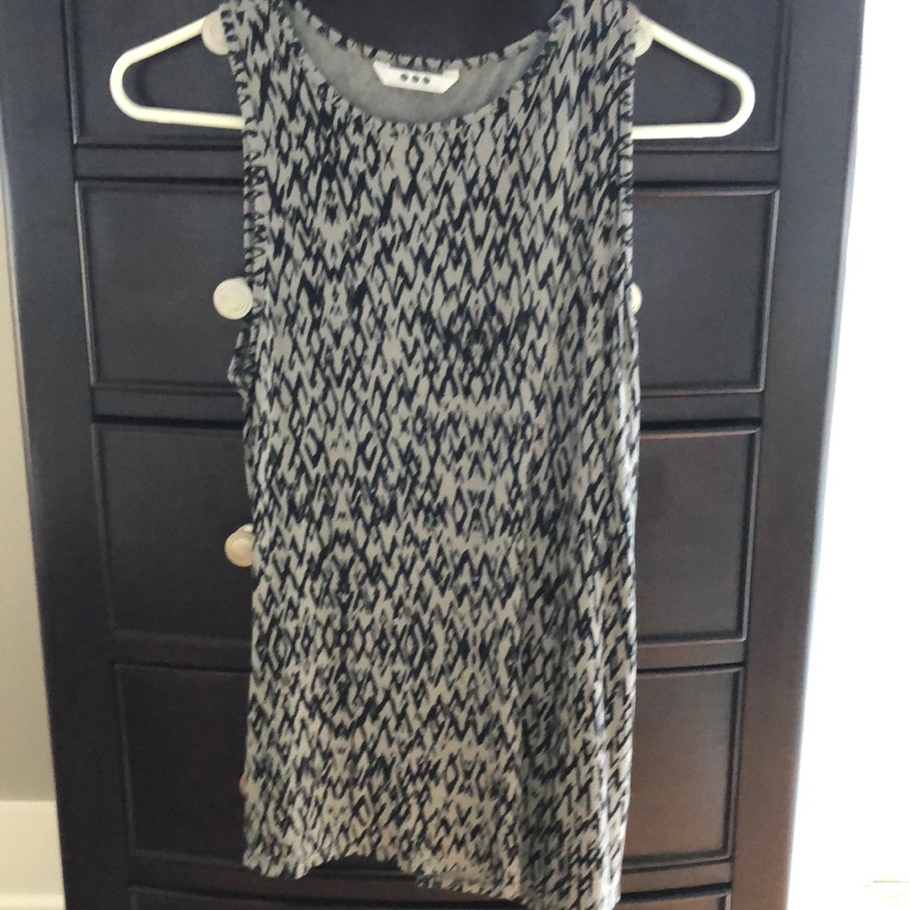 ⭐️$9 XS ladies THREEDOTS TOP. - perfect shape